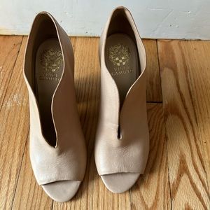 Vince Camuto Women’s shoe size 8- Crème color